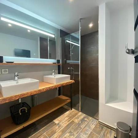 Les 12 De Larros Aparthotel *