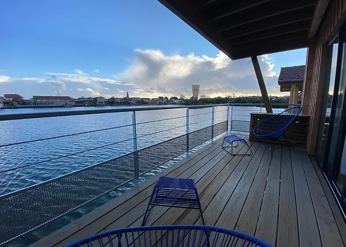 Les 12 De Larros アパートホテル 4*