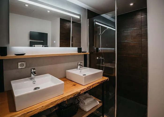 Les 12 De Larros アパートホテル