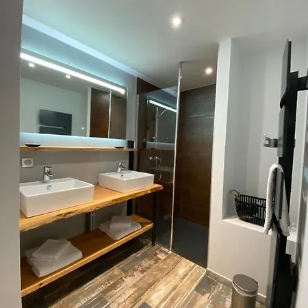 Les 12 De Larros Aparthotel 4*