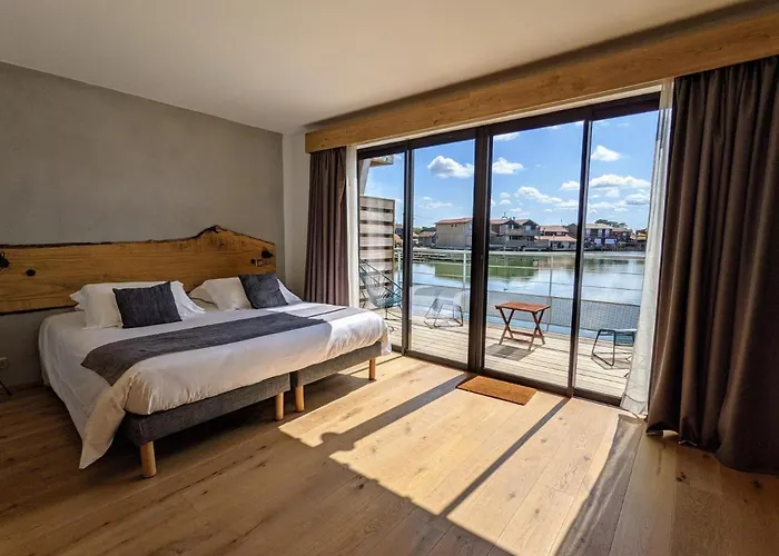 Apartahotel Les 12 De Larros 4*