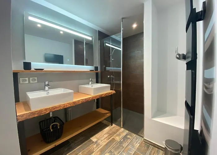 Les 12 De Larros Apartahotel 4*