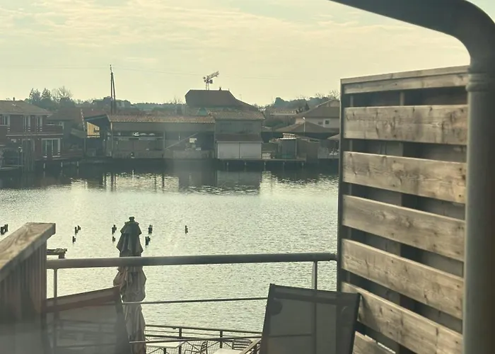 Les 12 De Larros Apartahotel